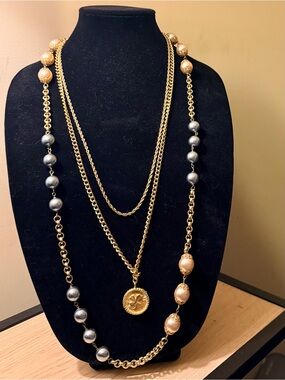 Rare Clover 🍀CHANEL faux Pearl  Layered CC Pendant Necklace. Collectors item.